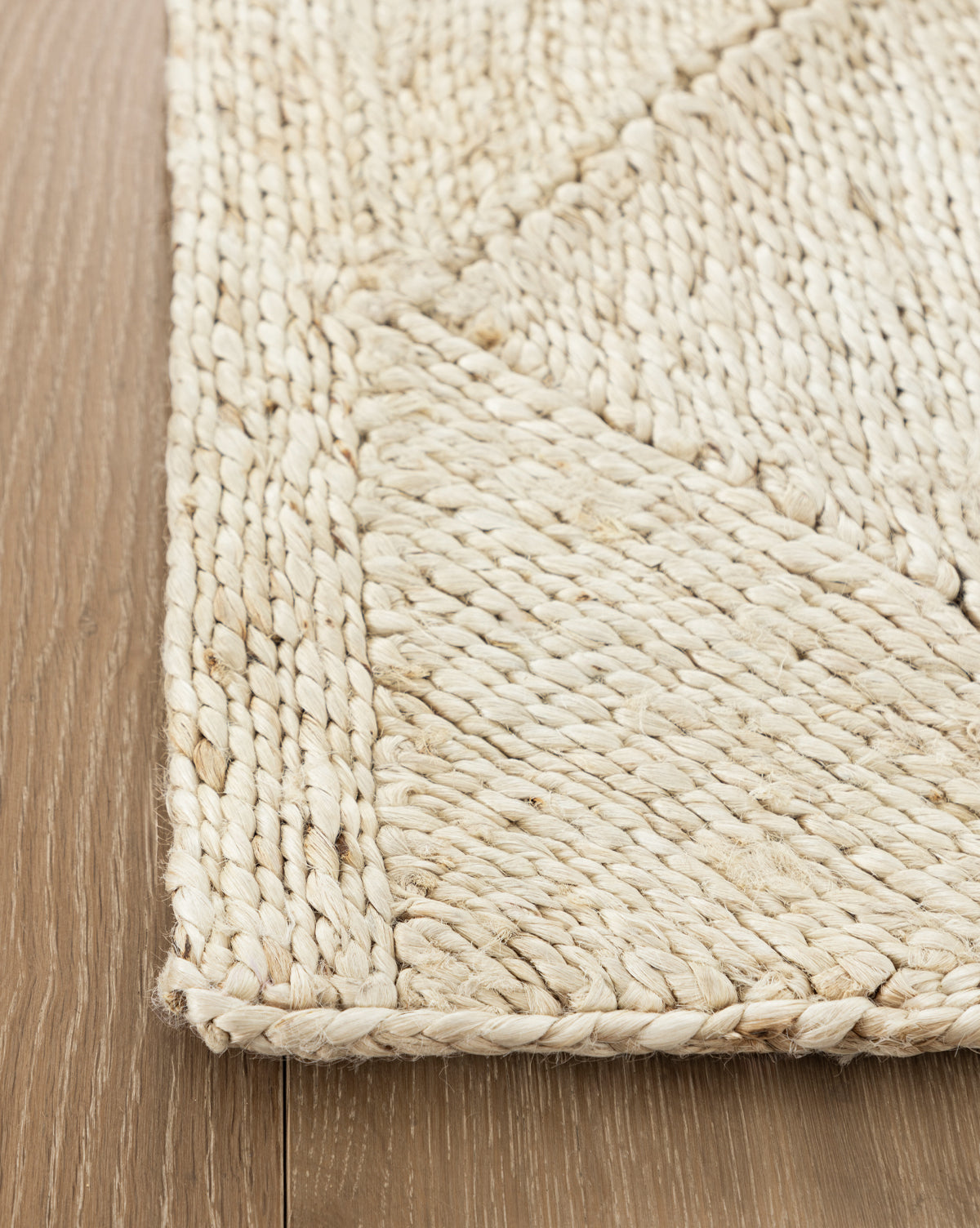 Tapis en jute blanchi tressé en losanges