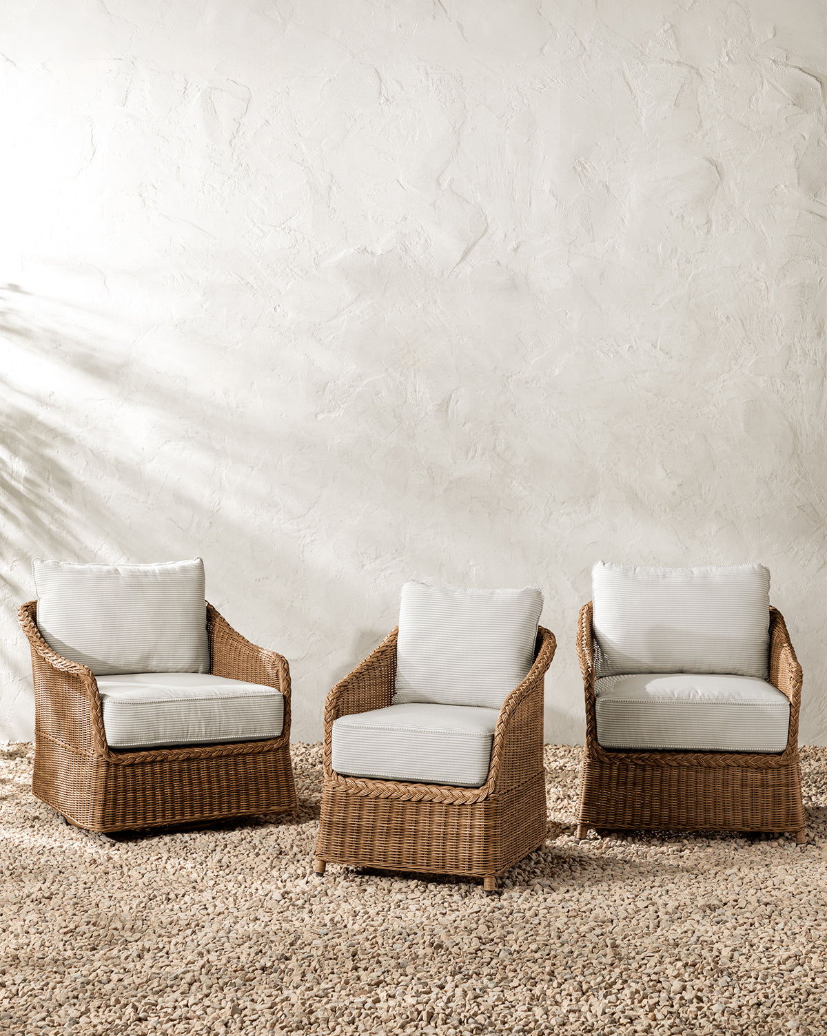 Chaise longue d'extérieur Haviland avec rayures taupe et plantes vivaces
