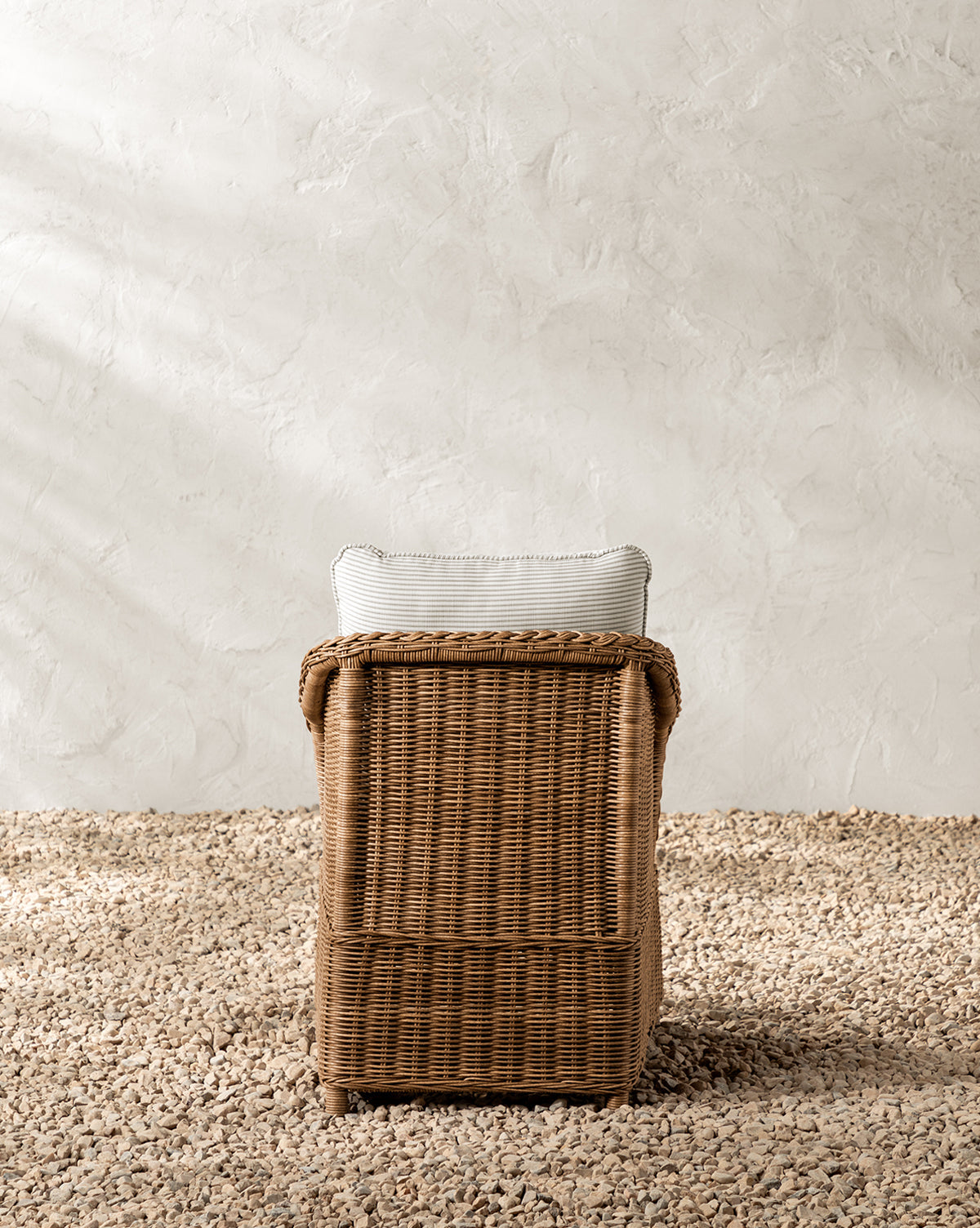 Chaise de salle à manger d'extérieur Haviland avec rayures taupe et plantes vivaces