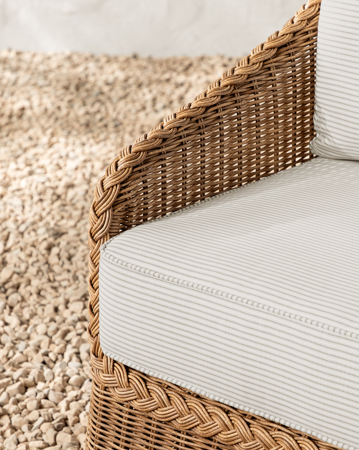 Chaise de salle à manger d'extérieur Haviland avec rayures taupe et plantes vivaces