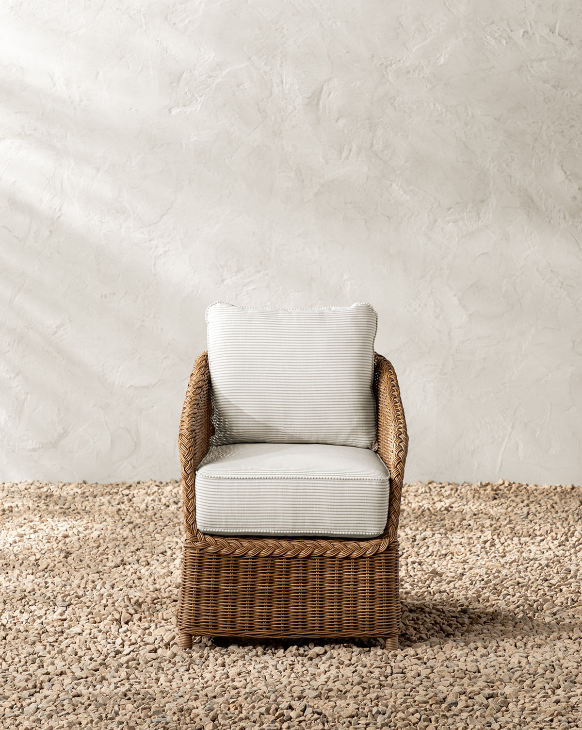 Chaise de salle à manger d'extérieur Haviland avec rayures taupe et plantes vivaces
