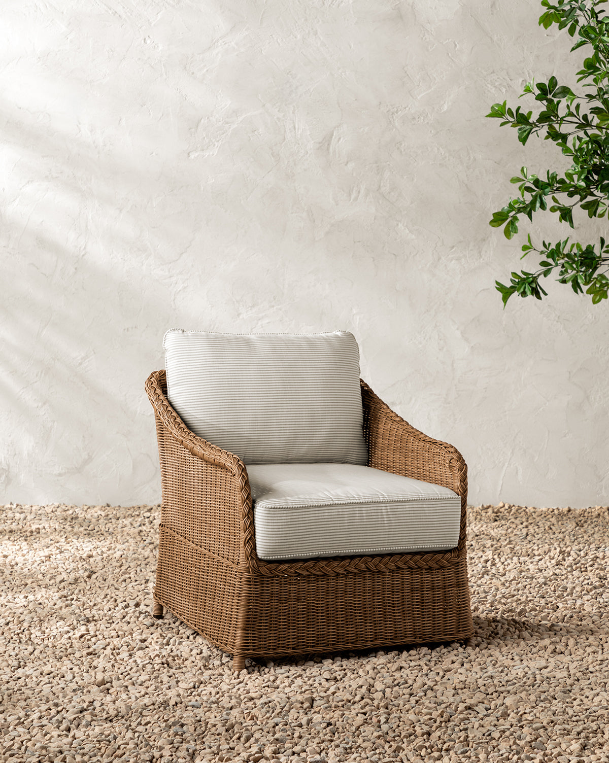 Chaise longue d'extérieur Haviland avec rayures taupe et plantes vivaces