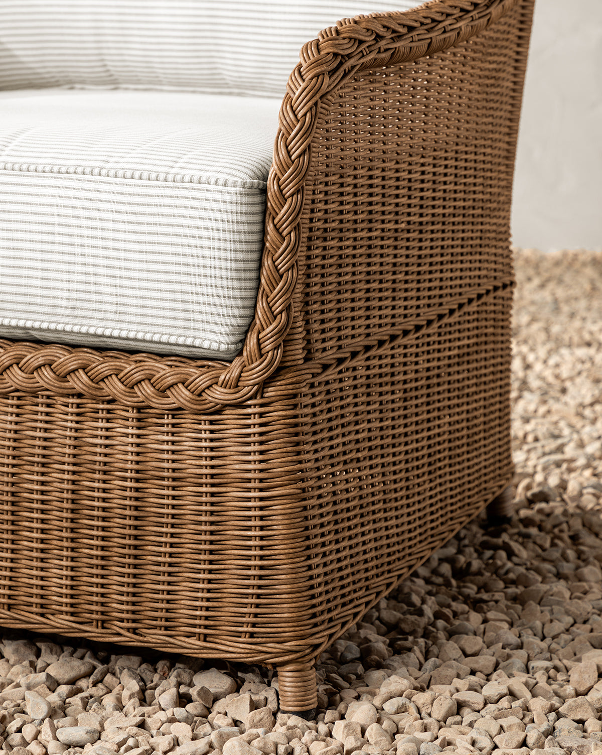 Chaise longue d'extérieur Haviland avec rayures taupe et plantes vivaces