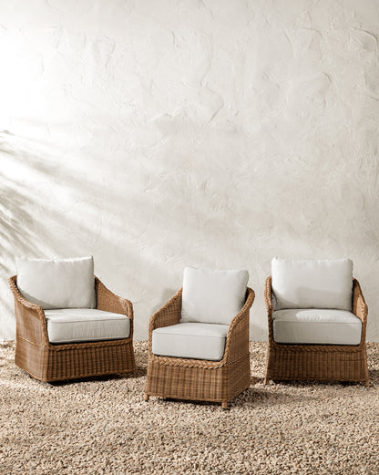 Chaise longue d'extérieur Haviland avec rayures taupe et plantes vivaces