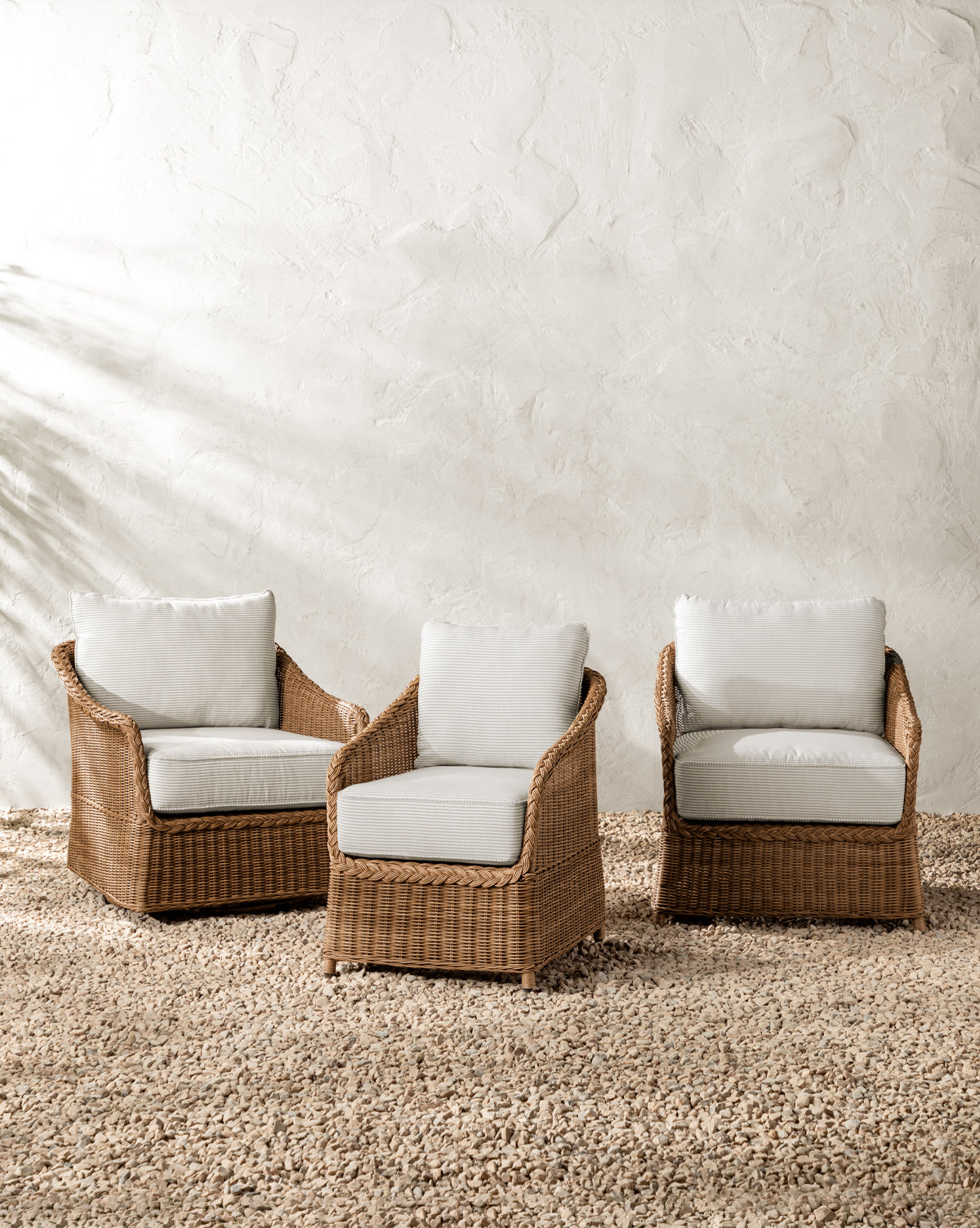Chaise de salle à manger d'extérieur Haviland avec rayures taupe et plantes vivaces