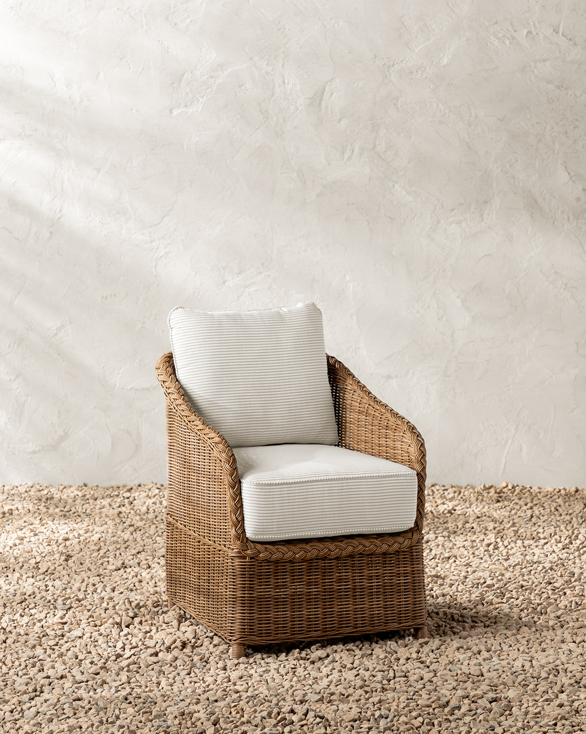 Chaise de salle à manger d'extérieur Haviland avec rayures taupe et plantes vivaces