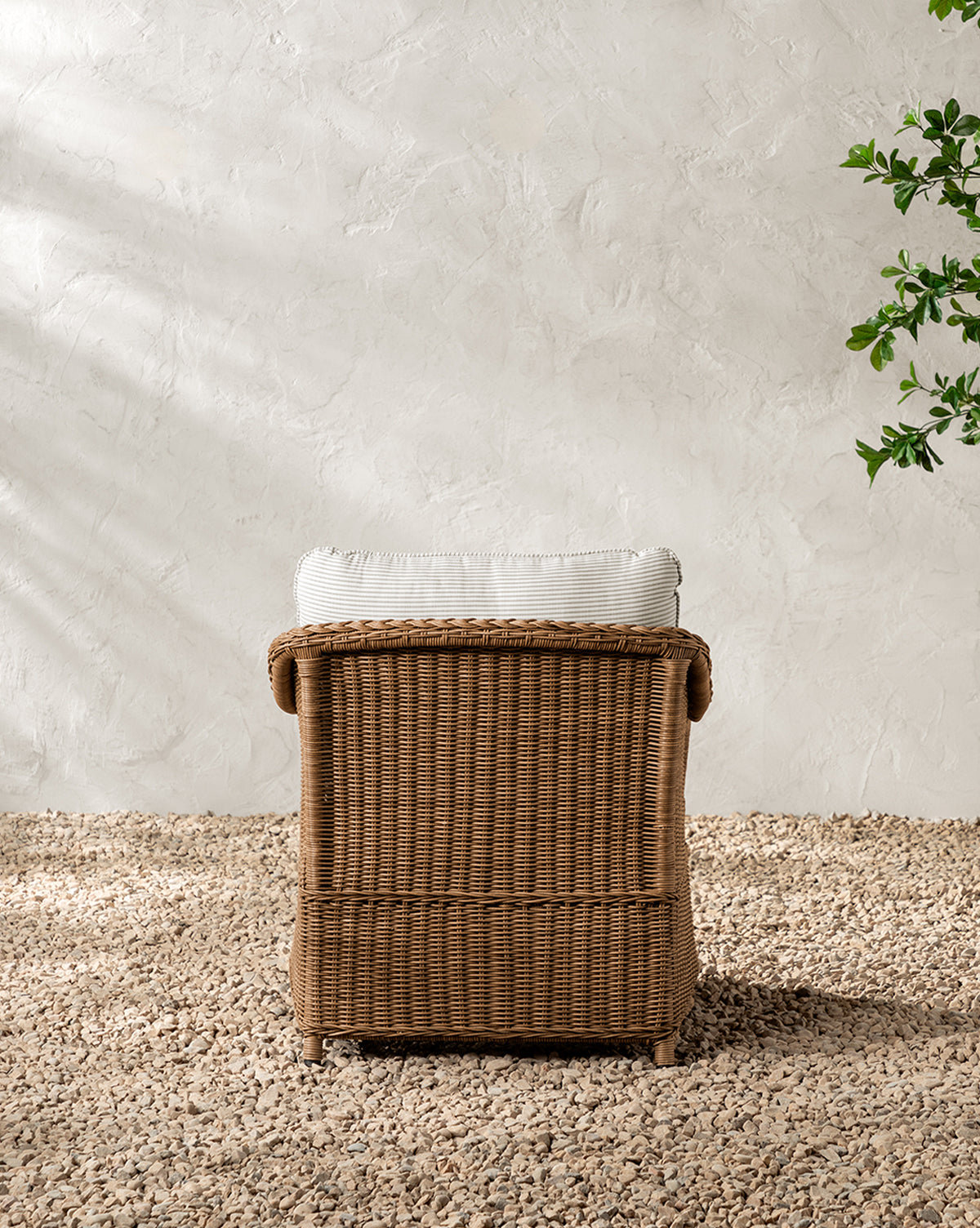 Chaise longue d'extérieur Haviland avec rayures taupe et plantes vivaces