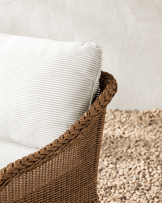 Chaise longue d'extérieur Haviland avec rayures taupe et plantes vivaces