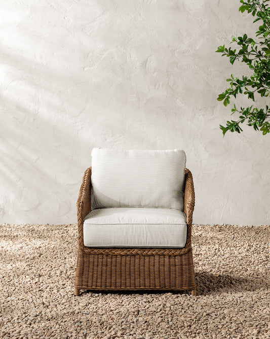 Chaise longue d'extérieur Haviland avec rayures taupe et plantes vivaces