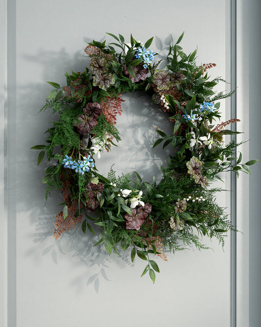 Couronne de fougères artificielles et de bégonias